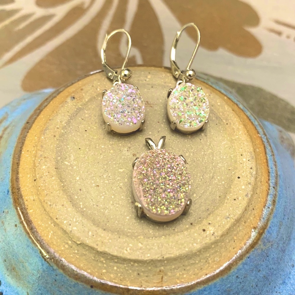 💕Iridescent druzy earrings and pendant set